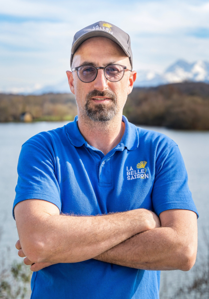 Son savoir-faire et son œil attentif garantissent des jardins impeccables en toute saison.