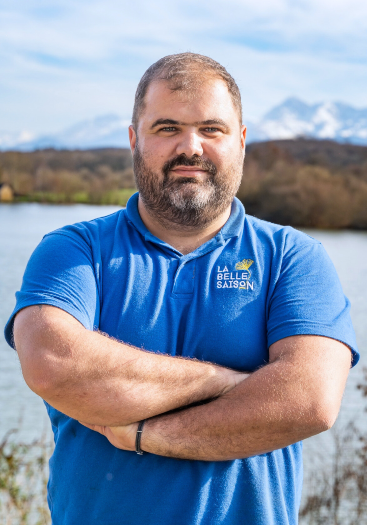 Benoit coordonne les équipes avec précision pour assurer des jardins toujours impeccables.