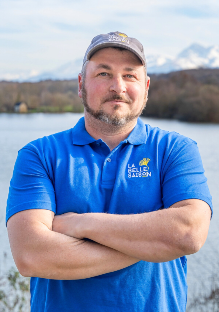 Technicien et passionné, Benjamin conçoit et installe des piscines sur-mesure avec précision.