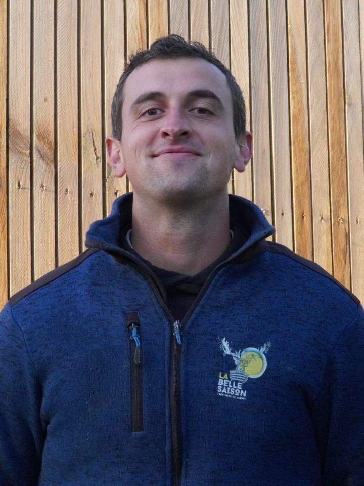 Responsable logistique : Adrien assure la gestion des flux de matériaux et veille à la bonne exécution des livraisons sur site, garantissant ainsi le respect des délais et l’optimisation des chantiers.
