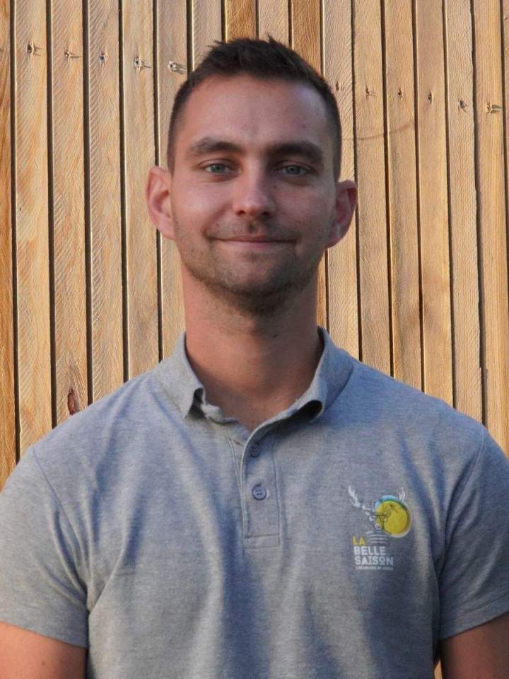 Antoine s’occupe de vos demandes d’entretien de jardin, au bureau et sur le terrain.