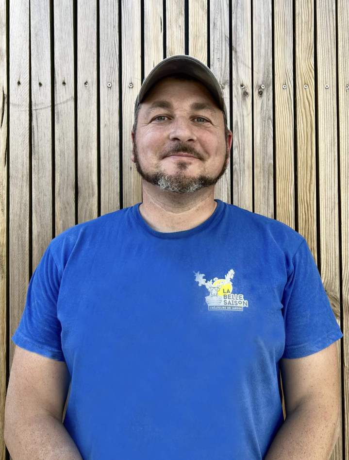 Technicien et passionné, Benjamin conçoit et installe des piscines sur-mesure avec précision.