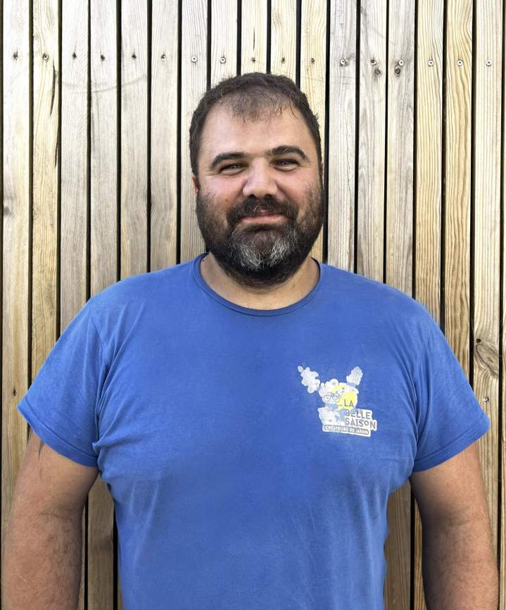 Benoit coordonne les équipes avec précision pour assurer des jardins toujours impeccables.