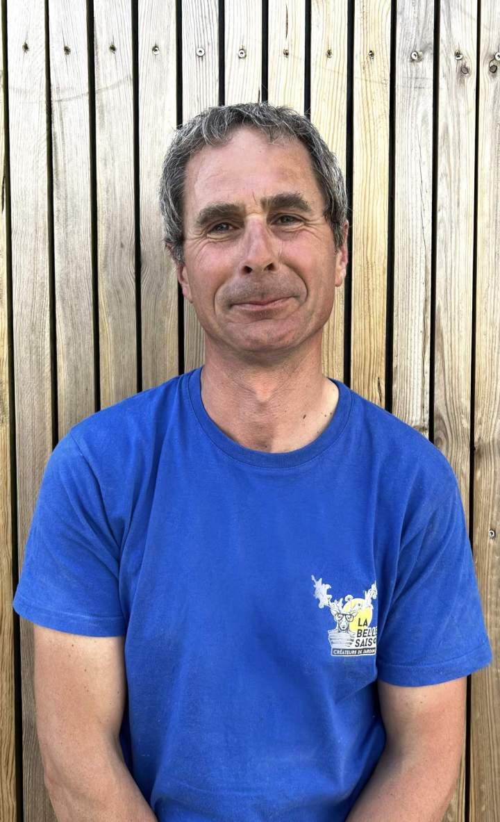 Il pilote les chantiers avec expertise pour donner vie à des aménagements paysagers d'exception.