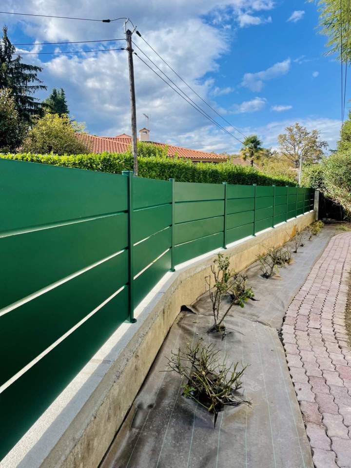 Clôture aluminium verte sur muret