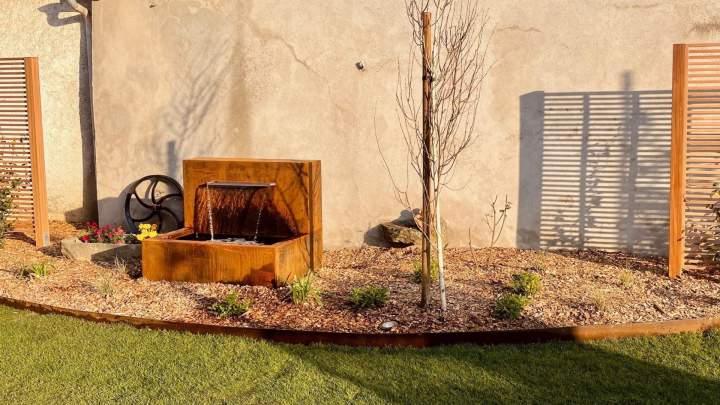 Massif et fontaine en acier corten