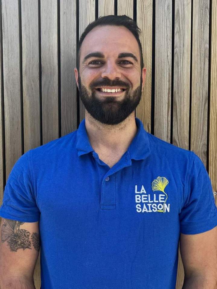 Toujours à l’écoute, Mathieu accompagne les clients avec bienveillance et professionnalisme.