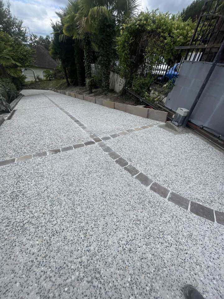 Allée en béton désactivé