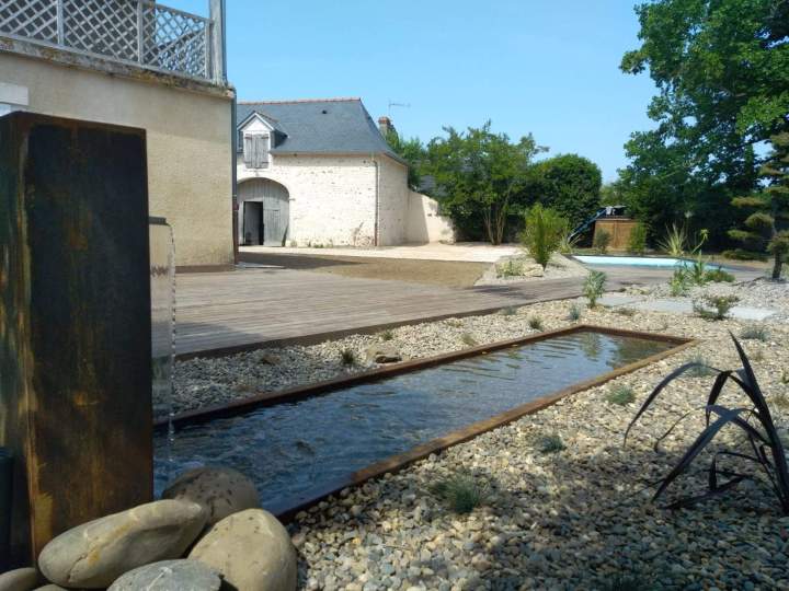 Massif et fontaine en acier corten
